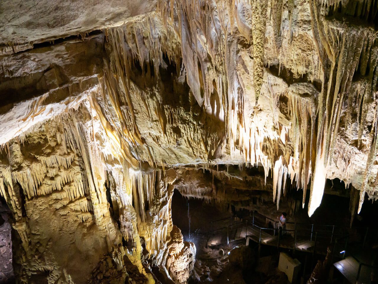Widok na stalagmity w Jaskini Prometeusza
