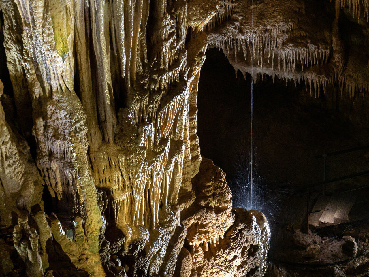 Woda w Jaskini Prometeusza w Gruzji