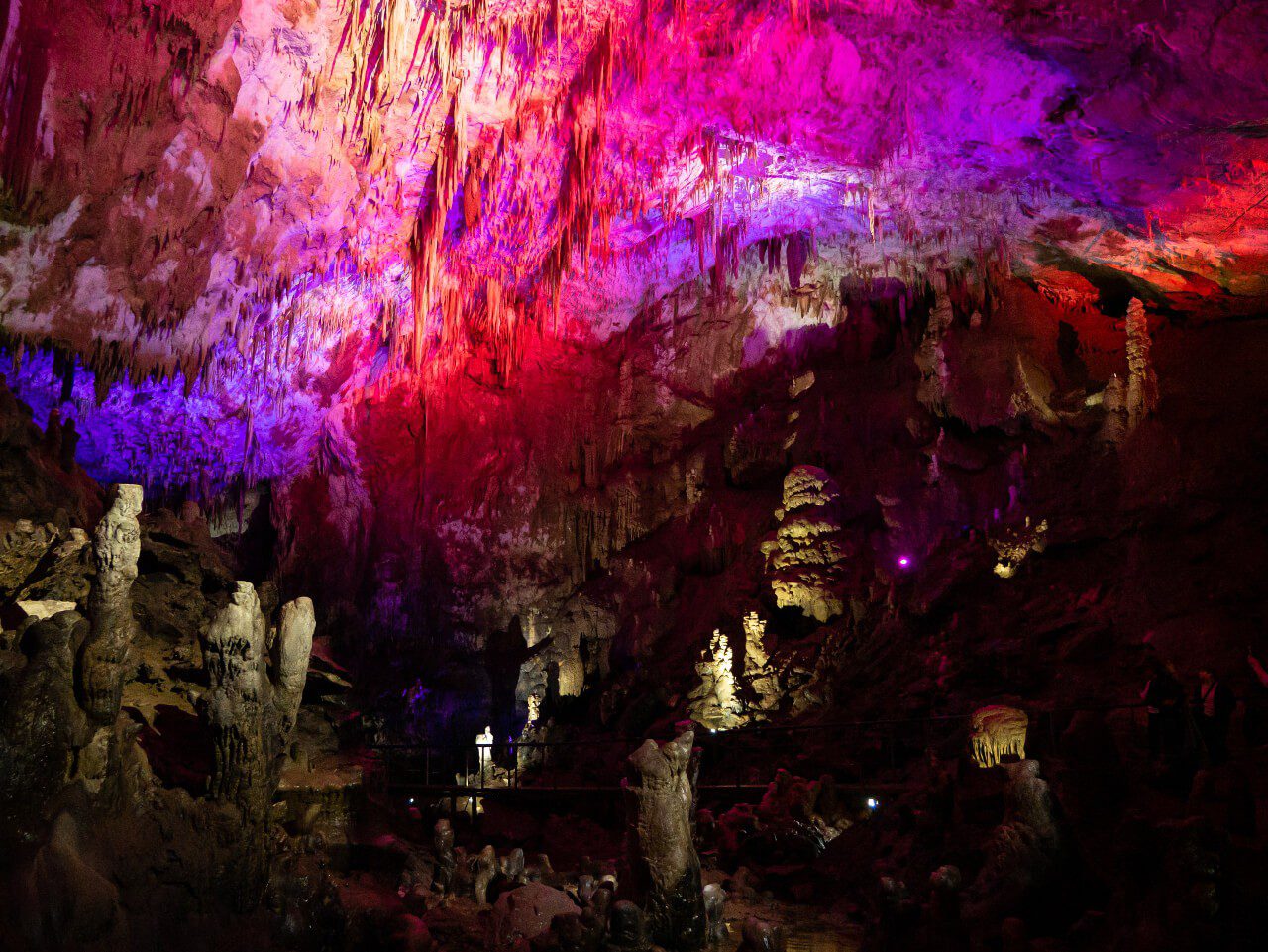Różowe podświetlenie w Jaskini Prometeusza w okolicach Kutaisi