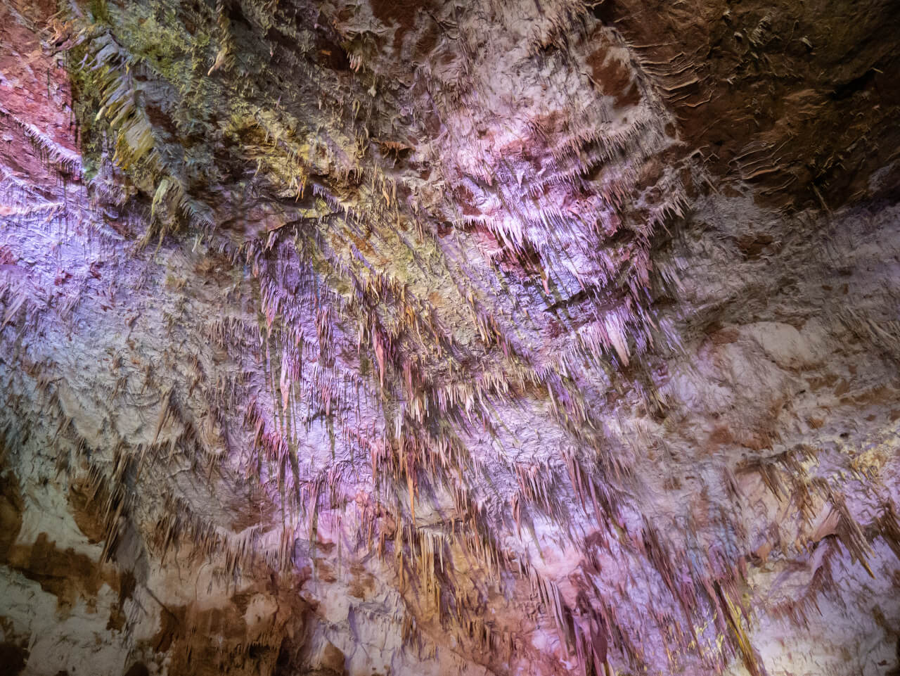 Sufit pełen stagmitów w Jaskini Prometeusza w Gruzji