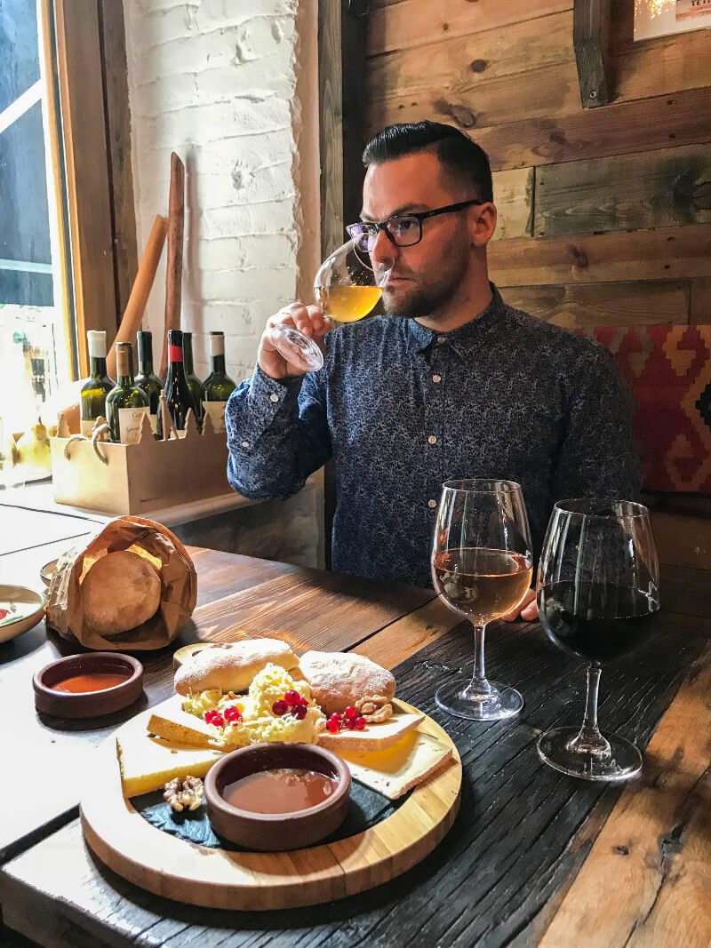 Polakogruzin pijący wino