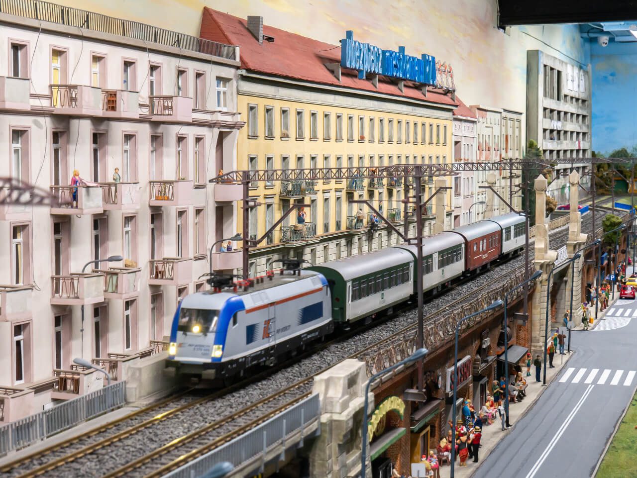 Estakada z pociągiem we Wrocławiu Kolejkowo