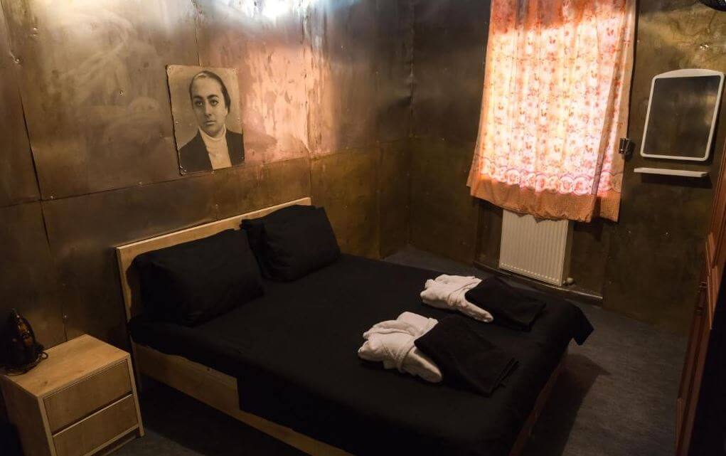 Gruzja Tbilisi gdzie spać noclegi Alcatraz Jail-Hostel