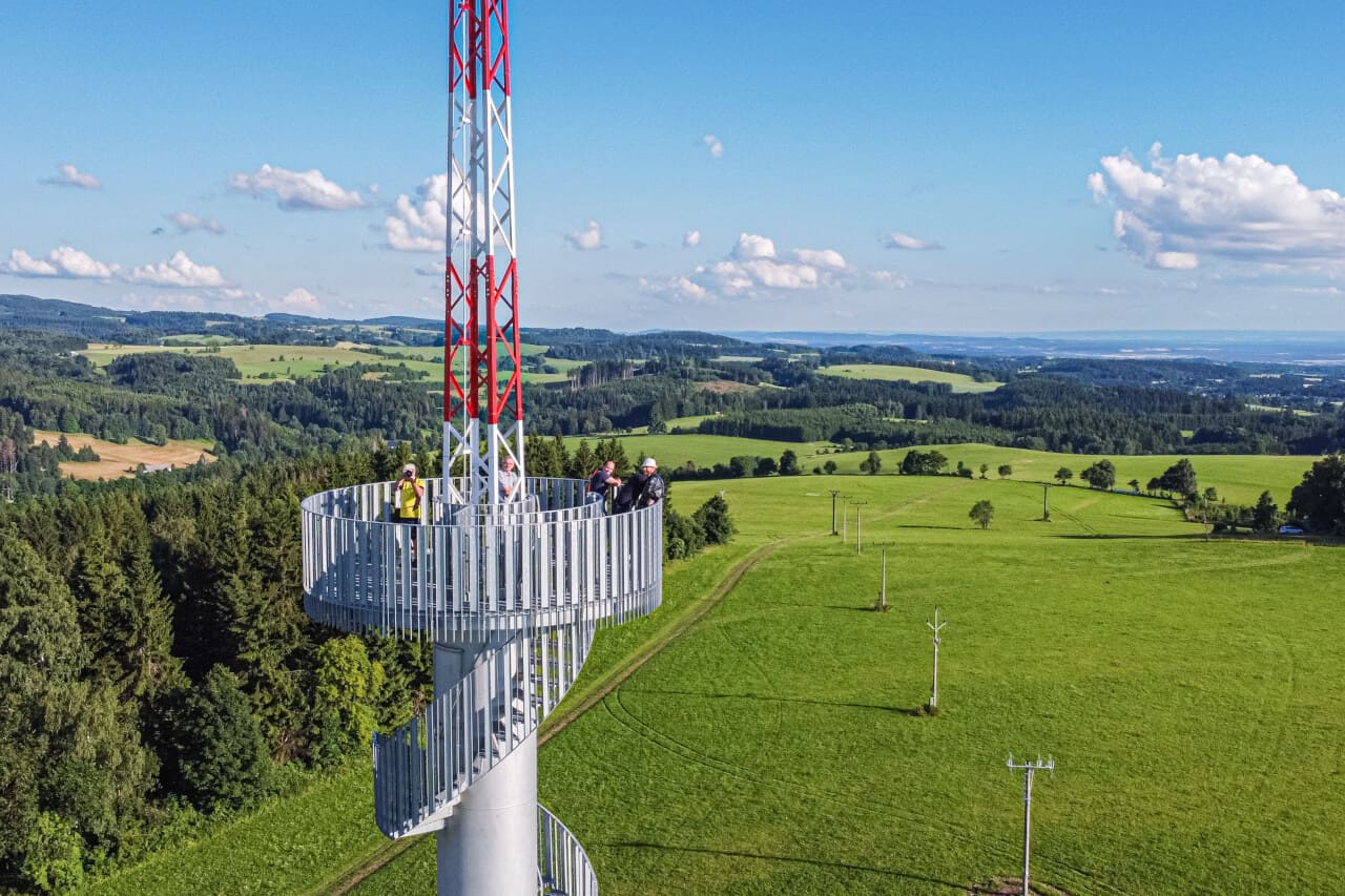 Góry Orlickie Wieża widokowa na Sibeniku wieża wiatrowa ciekawe wieże widokowe pogranicze Czechy na weekend blisko Dolnego Śląska gdzie na weekend z Wrocławia ładny widok krajobraz panorama na góry
