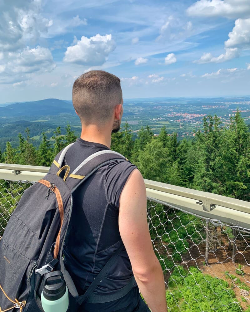 Góry Wałbrzyskie wieża widokowa na Borowej punkty widokowe Dolny Śląsk pomysł na krótką wycieczkę z Wrocławia panorama ładny krajobraz na góry odzież trekkingowa jakie spodnie w góry