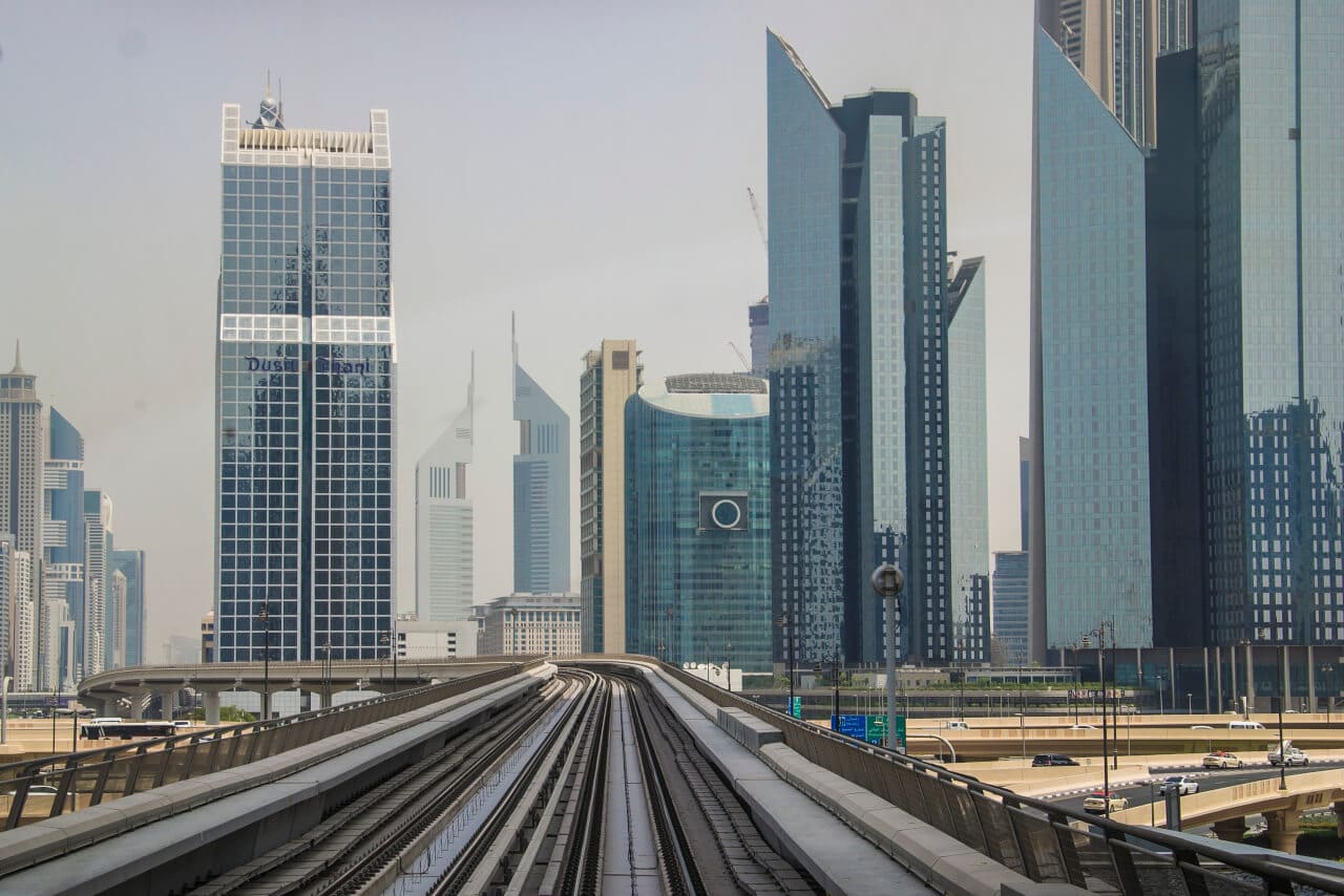 Wieżowce Transport w Dubaju Jak przemieszczać się po mieście Metro i autobusy w Zjednoczonych Emiratach Arabskich