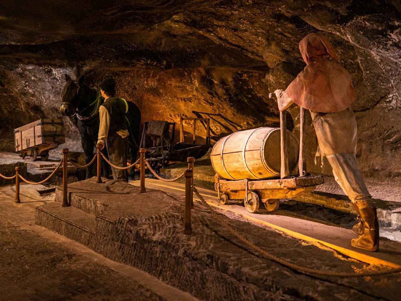 wieliczka kopalnia soli kamiennej zwiedzanie korytarz