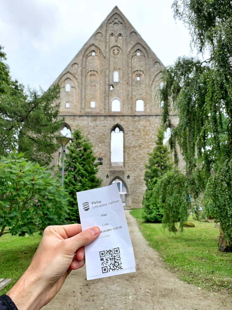 Tallin bilet przed wejściem do klasztoru Pirita