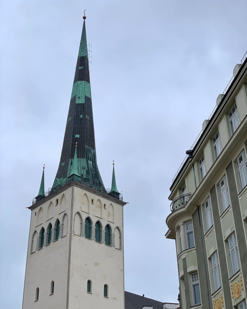 Tallin widok na wieżę Kościoła św. Olafa