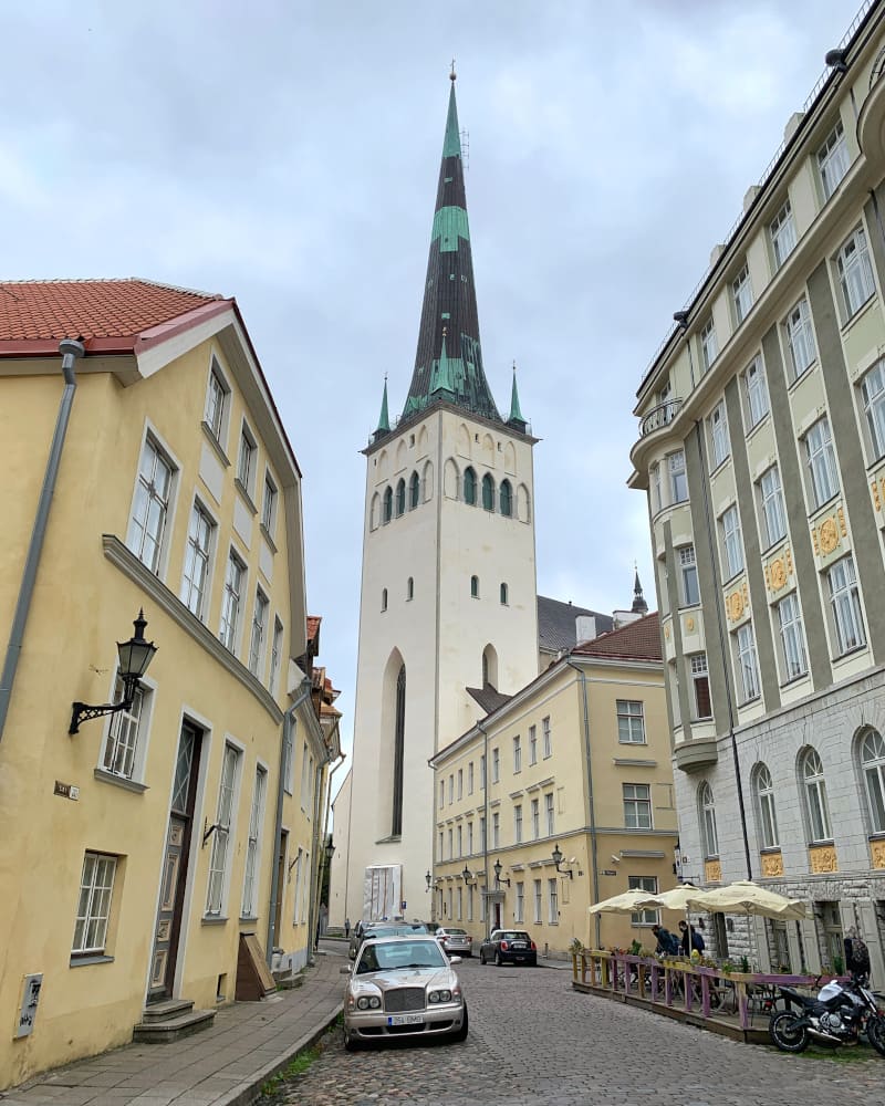 Tallin widok na Kościół św. Olafa z ulicy