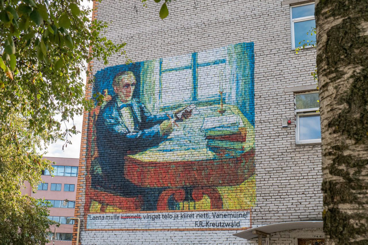 Tallin mural na budynku
