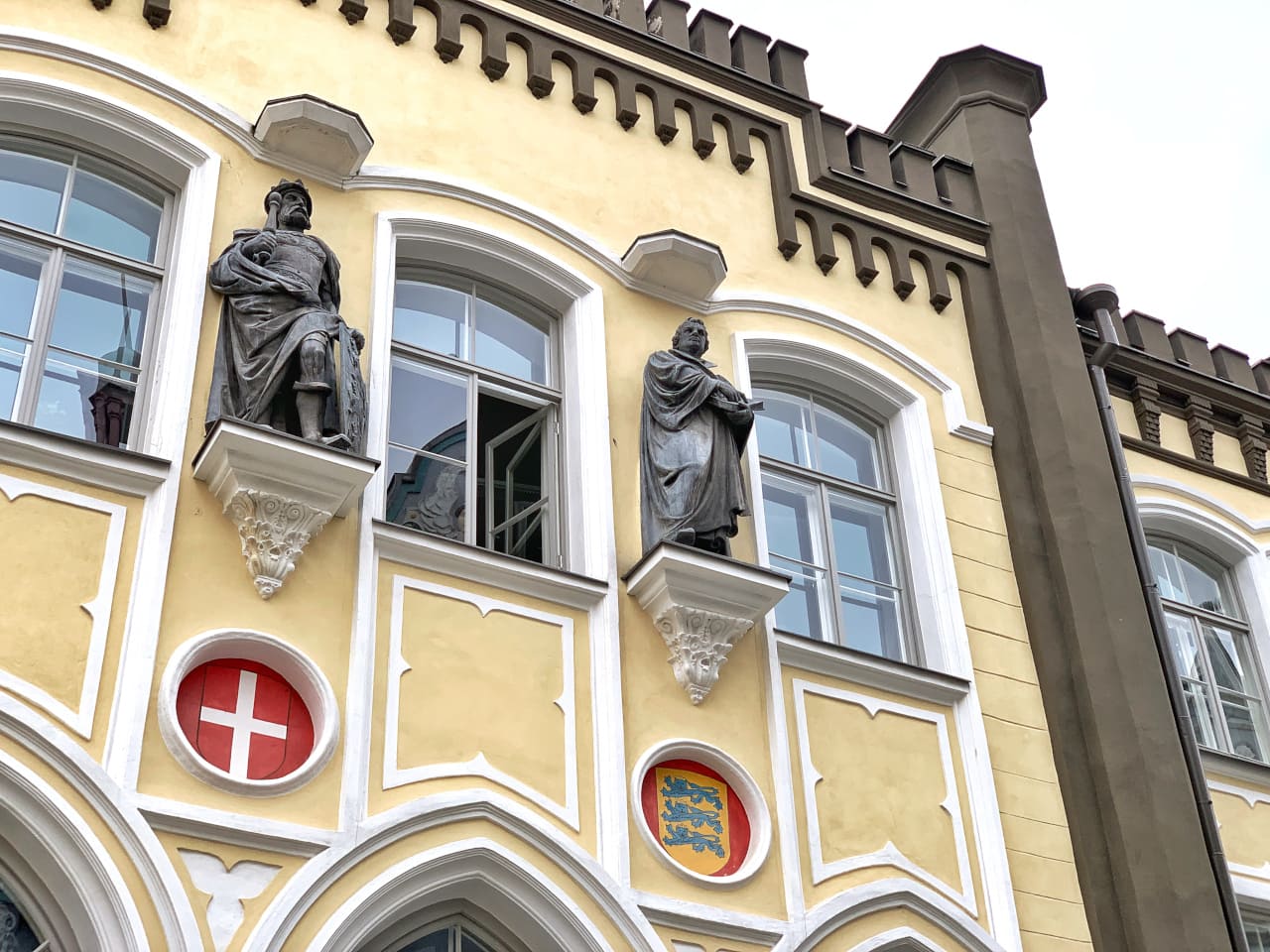 Estonia Tallin rzeźby na elewacji kamienicy Stare Miasto