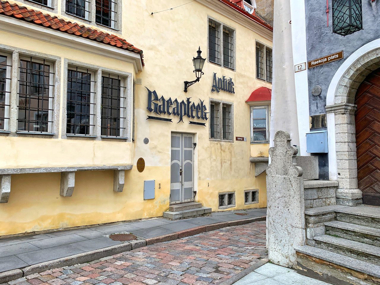 Tallin widok na najstarszą aptekę w Europie