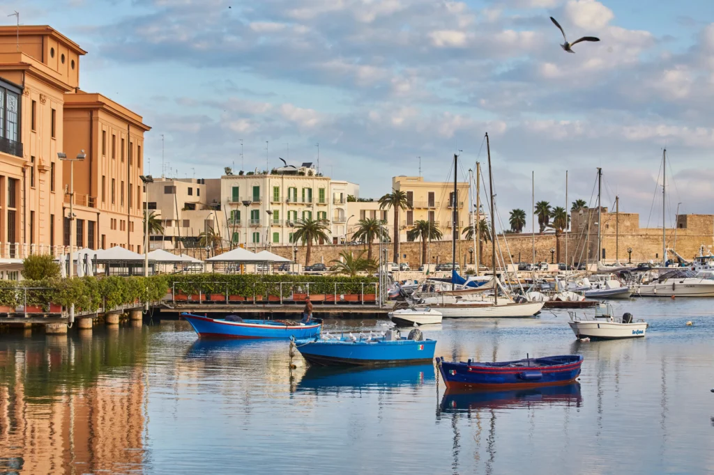 Teatr Margherita i łodzie rybackie w starym porcie Bari, Puglia, Włochy