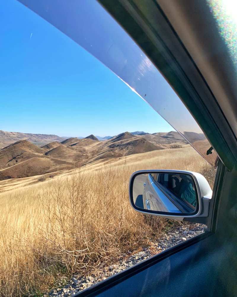 Gruzja widok na wzgórza z samochodu