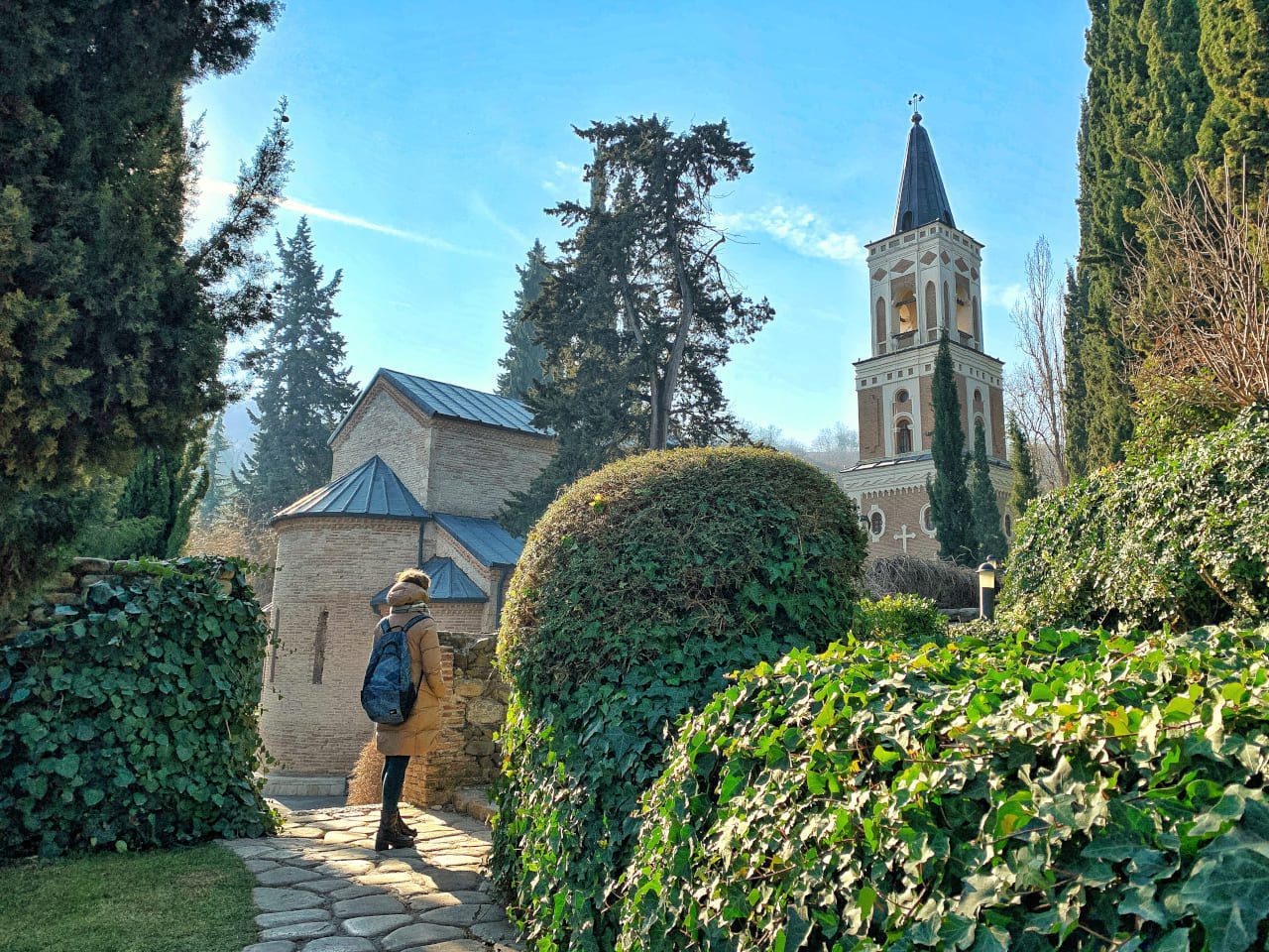 Gruzja klasztor Bodbe wieża ogród