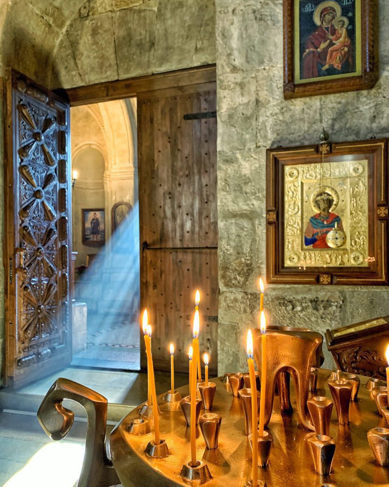 Gruzja klasztor Samtavro ikony świece wejście