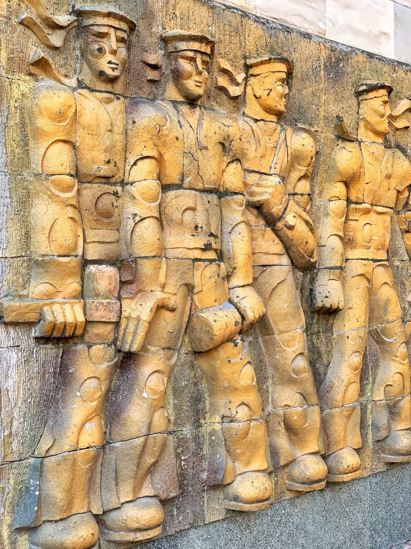 Gori płaskorzeźba przed Muzeum Wielkiej Wojny Ojczyźnianej