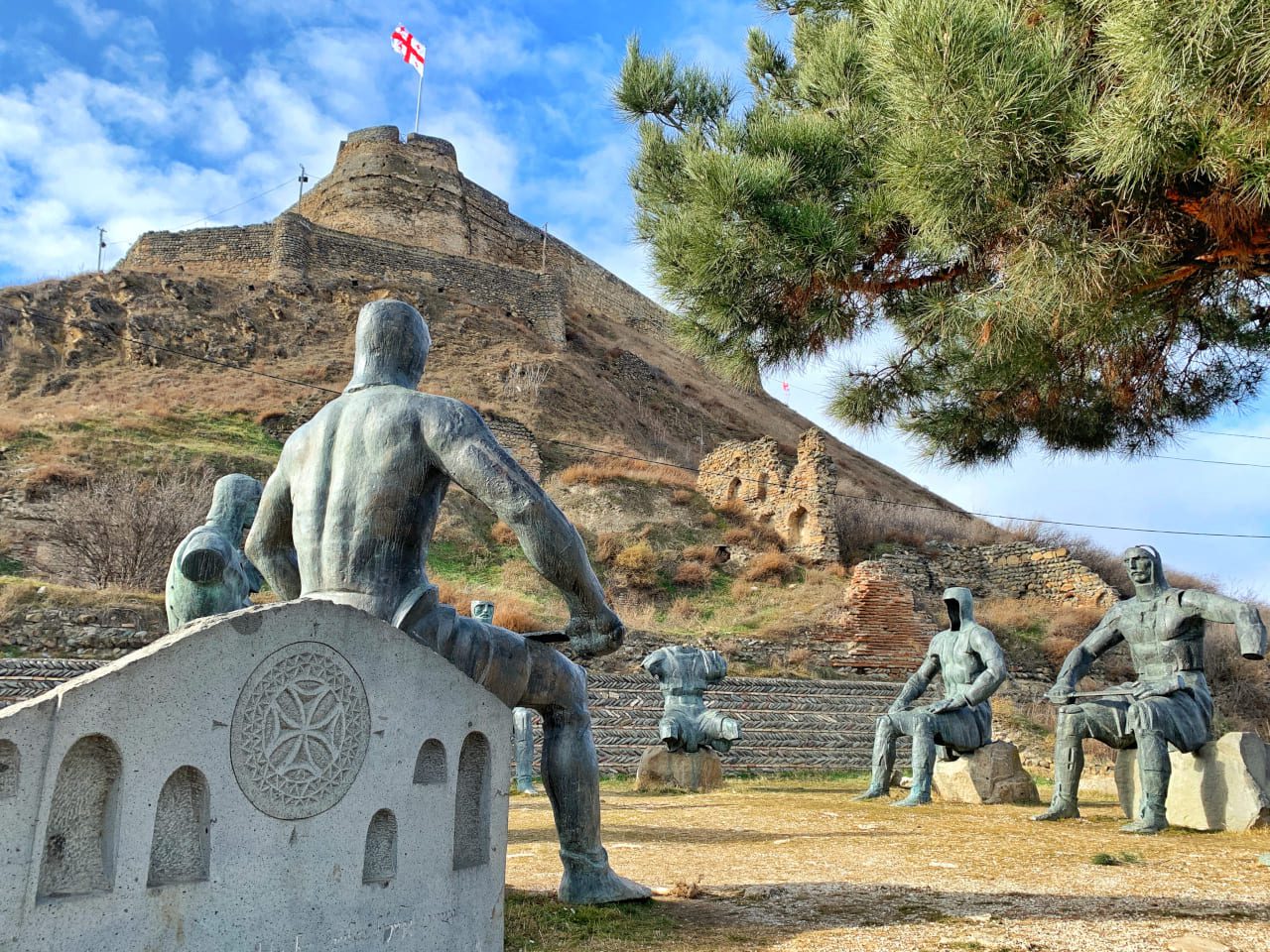 Gruzja Gori pomnik widok na twierdzę