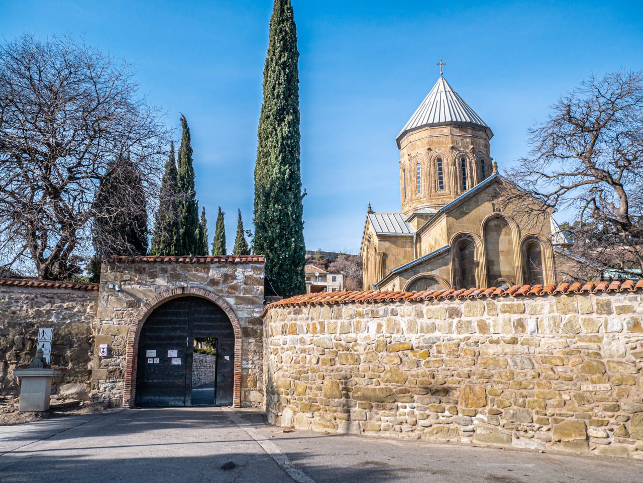 Gruzja klasztor Samtavro wejście na dziedziniec