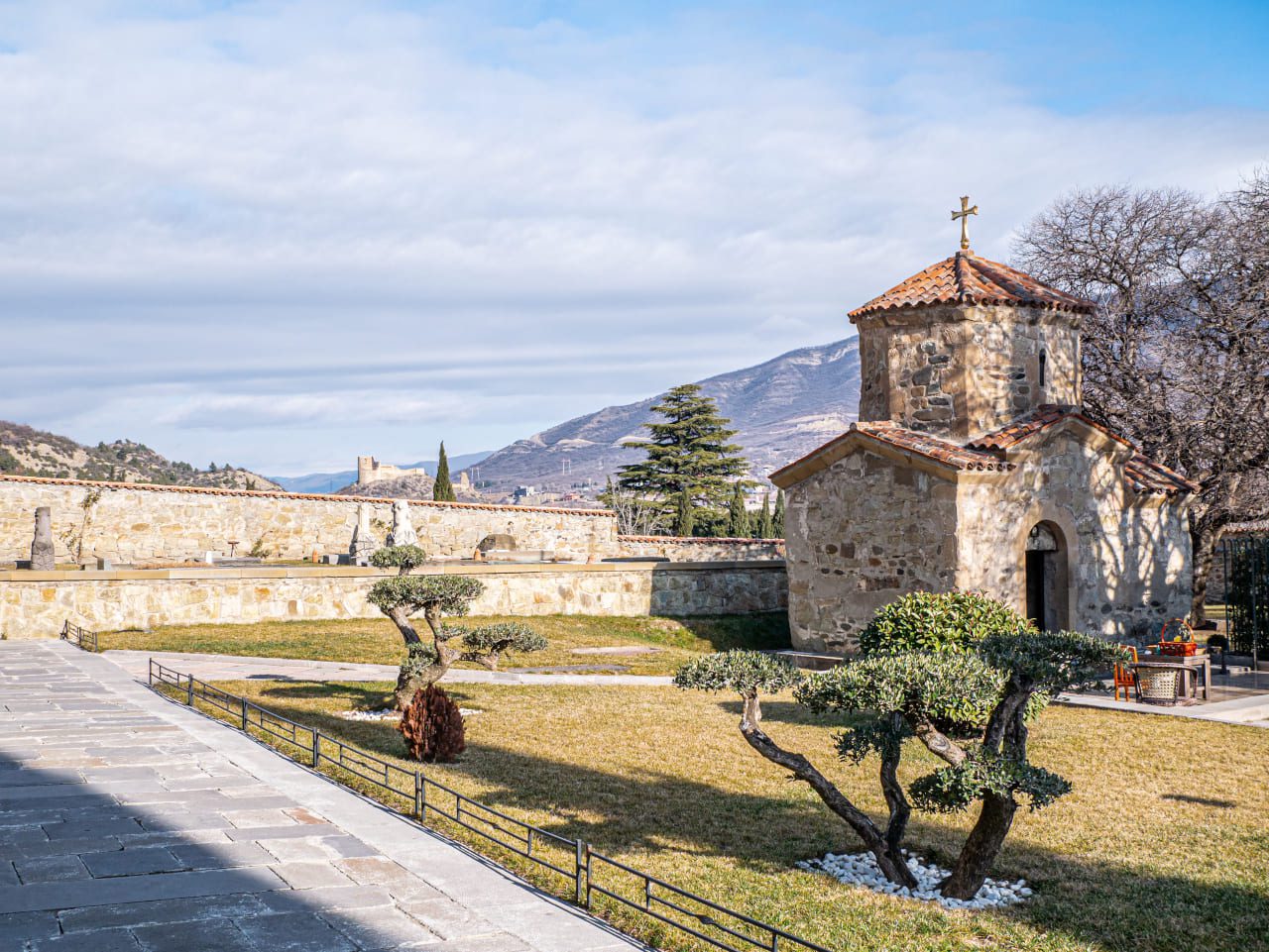 Gruzja klasztor Samtavro dziedziniec