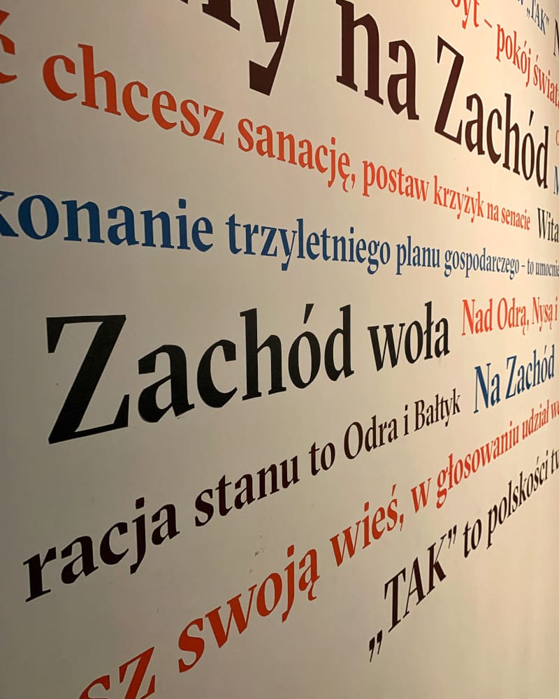 Wrocław Centrum Historii Zajezdnia napis Zachód woła
