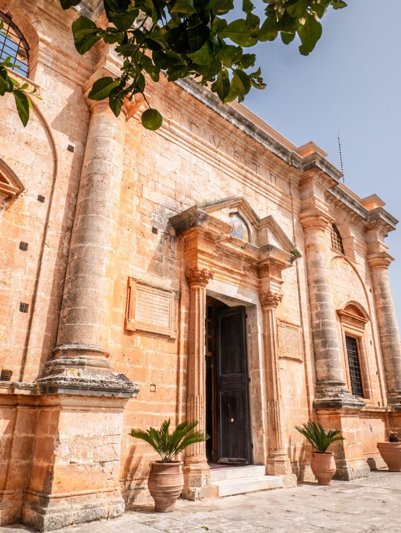 Kreta Agia Triada wejście do kościoła