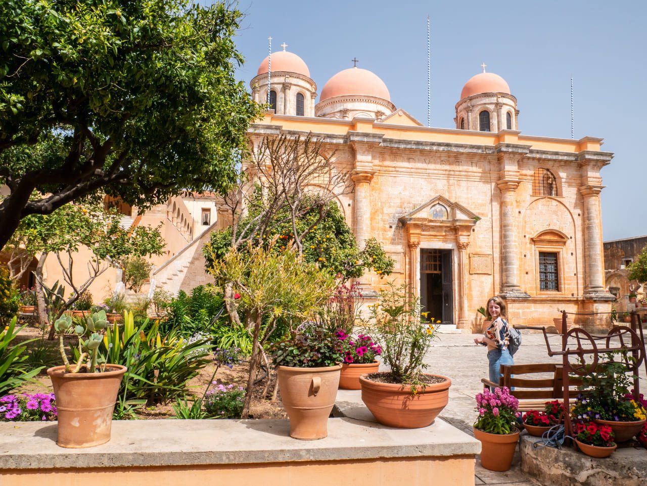 Kreta klasztor Agia Triada z przodu rośliny donice