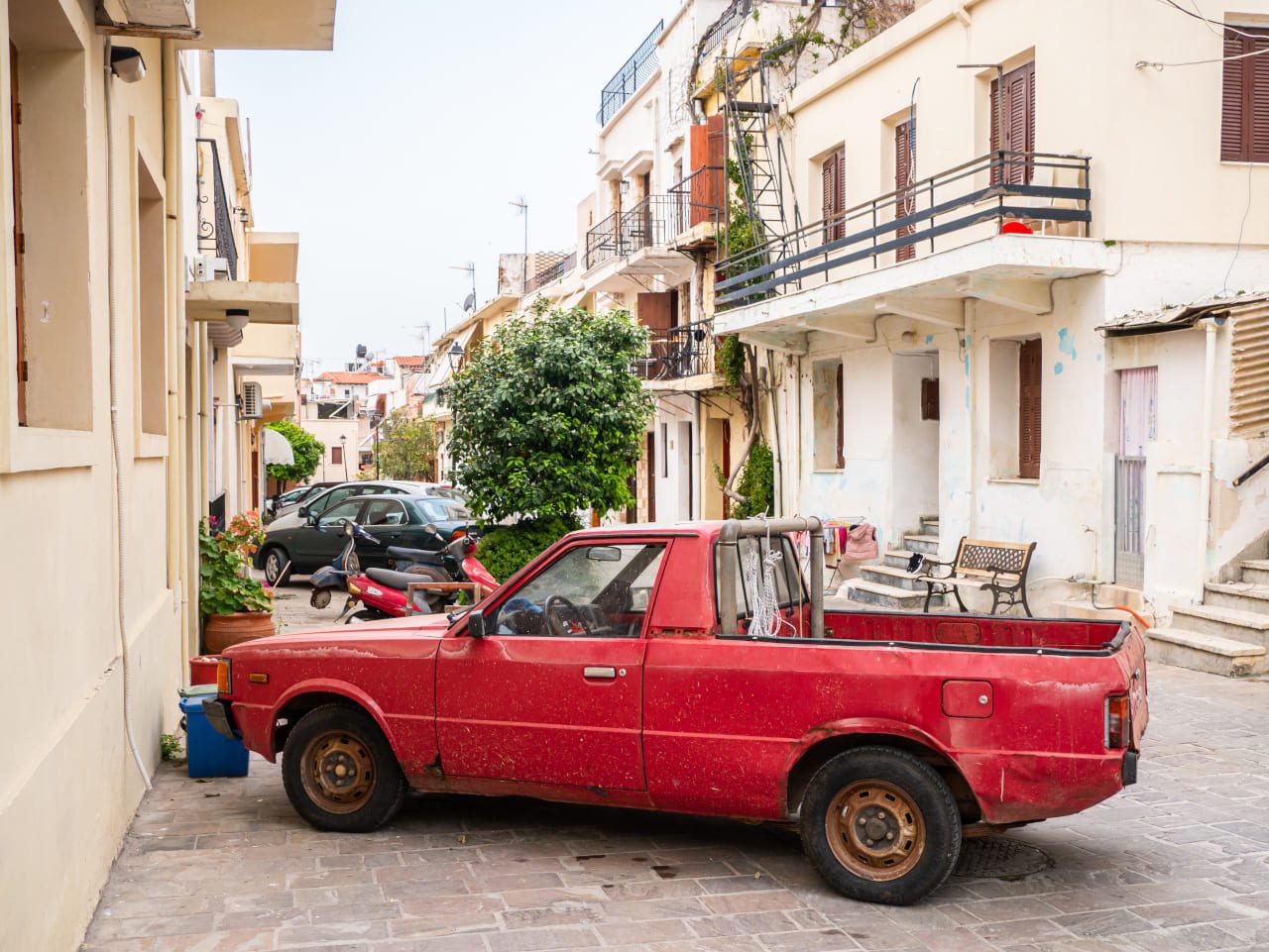 Kreta czerwony samochód uliczka