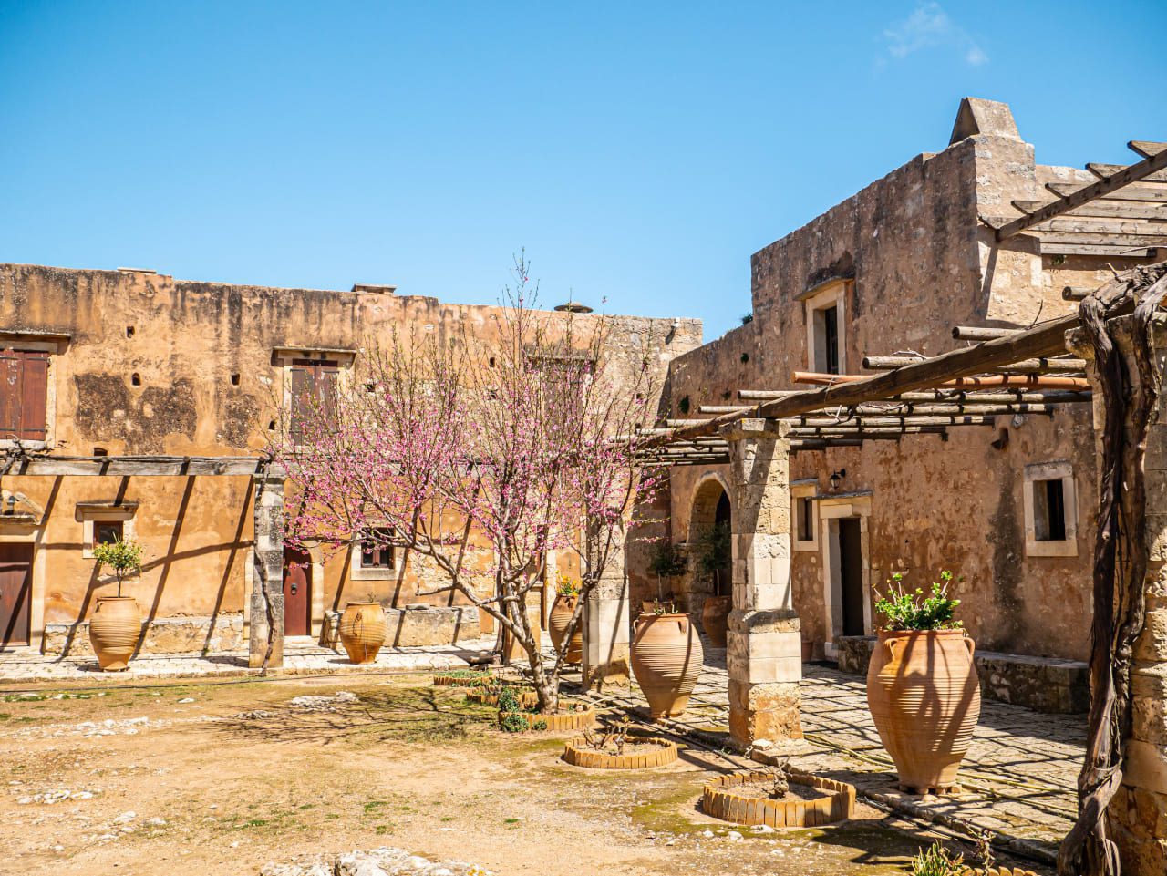 Kreta klasztor Arkadi dzbany winorośla budynki
