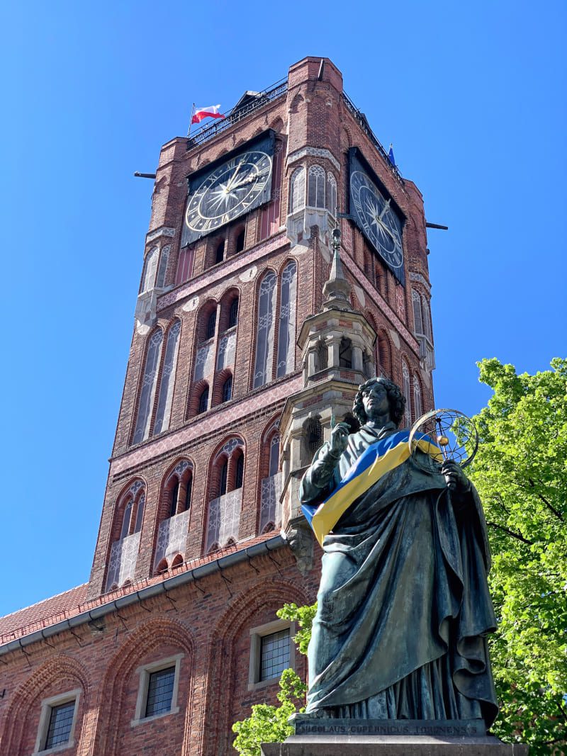 Toruń pomnik Kopernika Ratusz