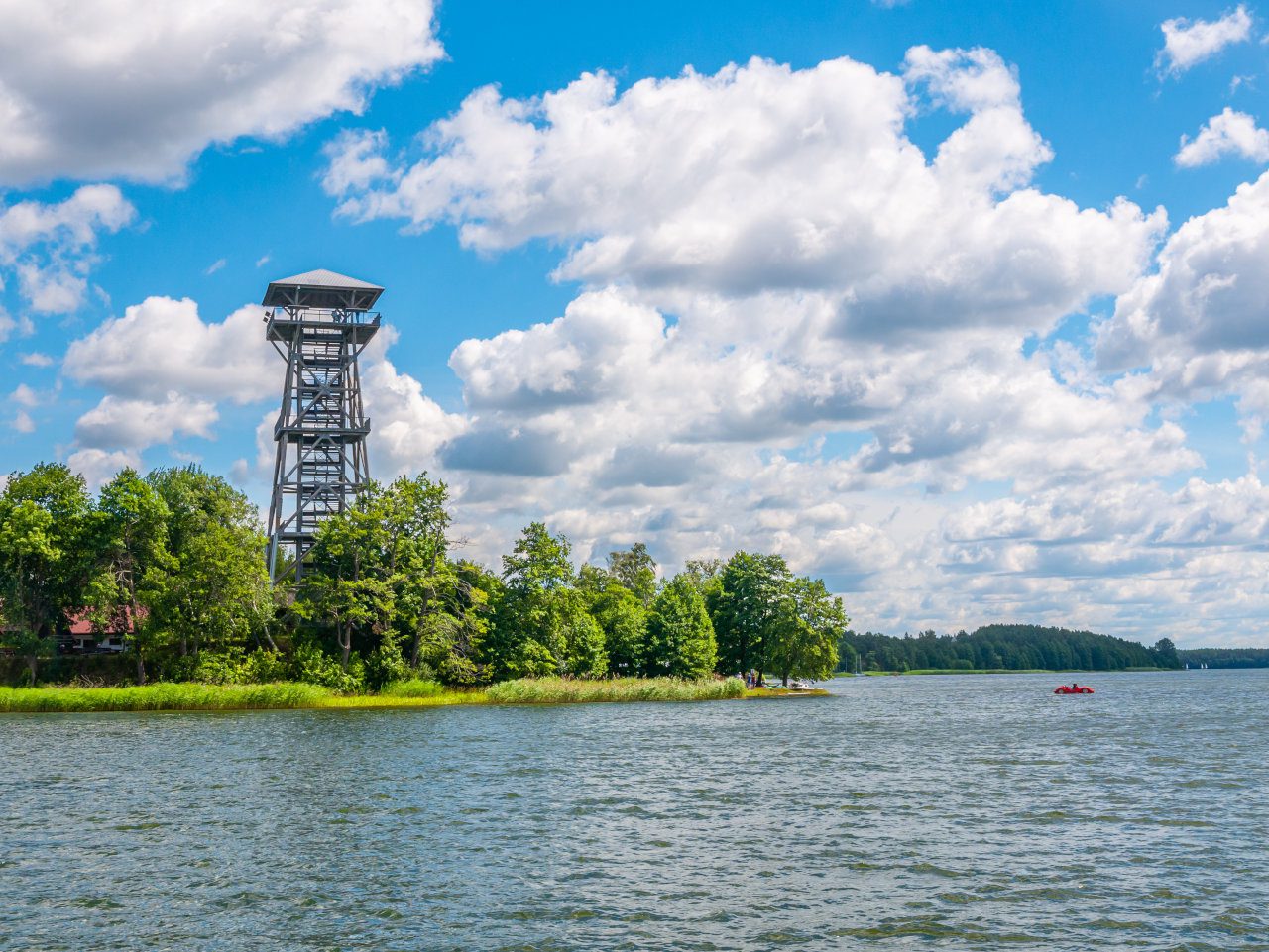 Kaszuby Wdzydze jezioro wieża widokowa widok z poziomu wody