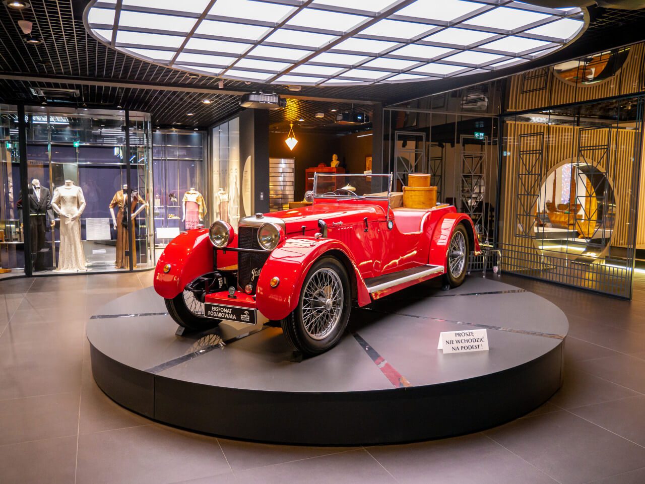 Płock muzeum czerwone auto