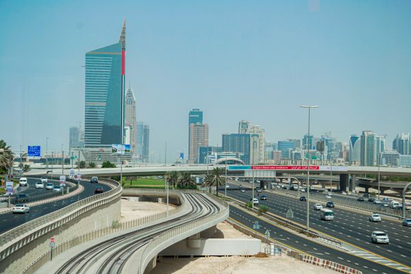 Jak wynająć tanio auto w Dubaju ulice miasta samochody wieżowce