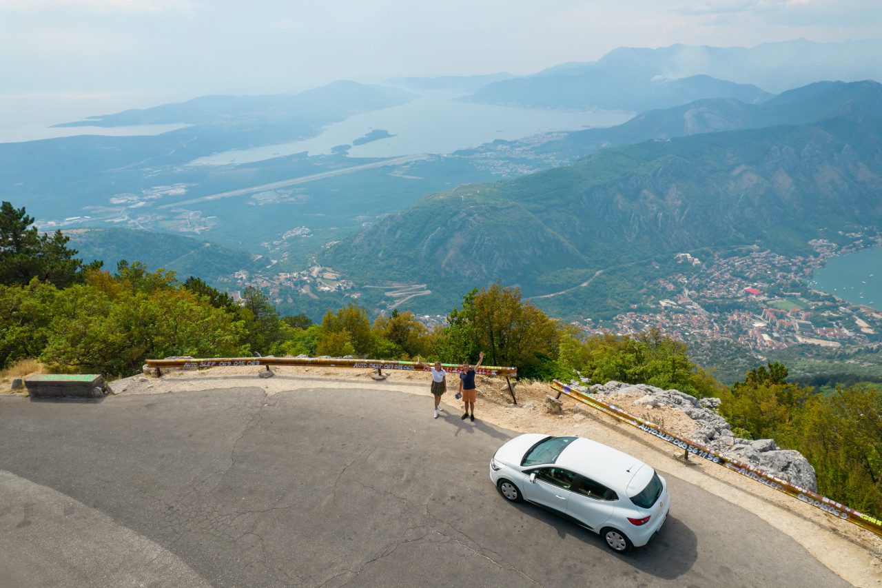 Czarnogóra auto para Zatoka Kotorska z drona
