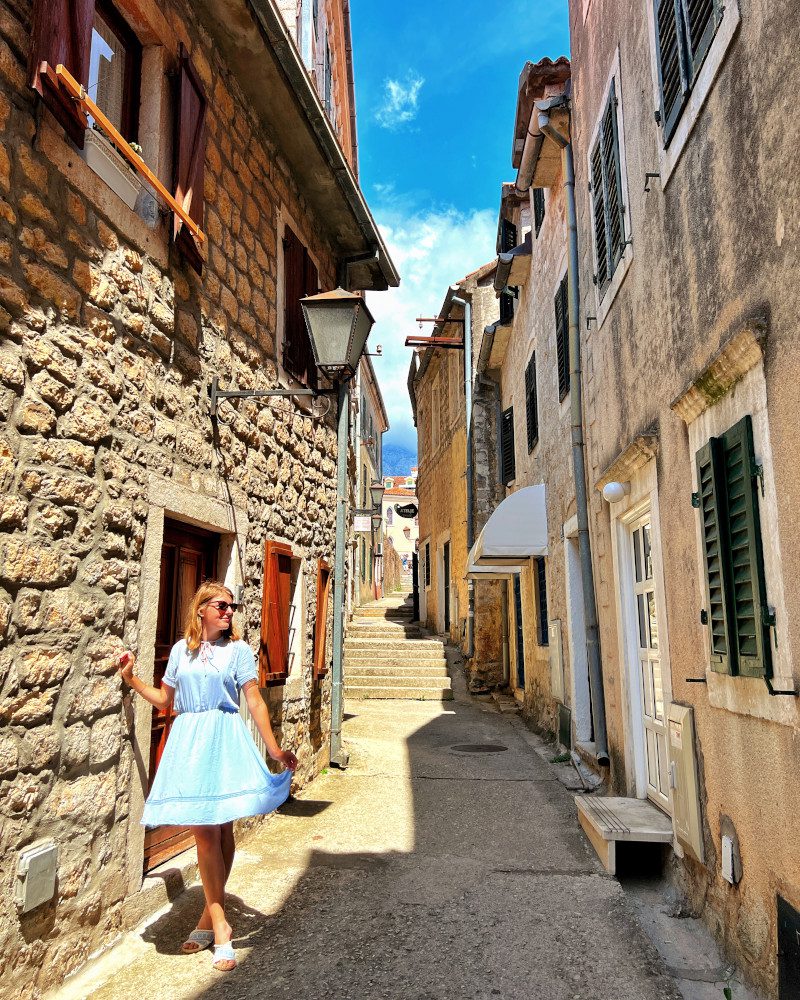 Czarnogóra dziewczyna uliczka