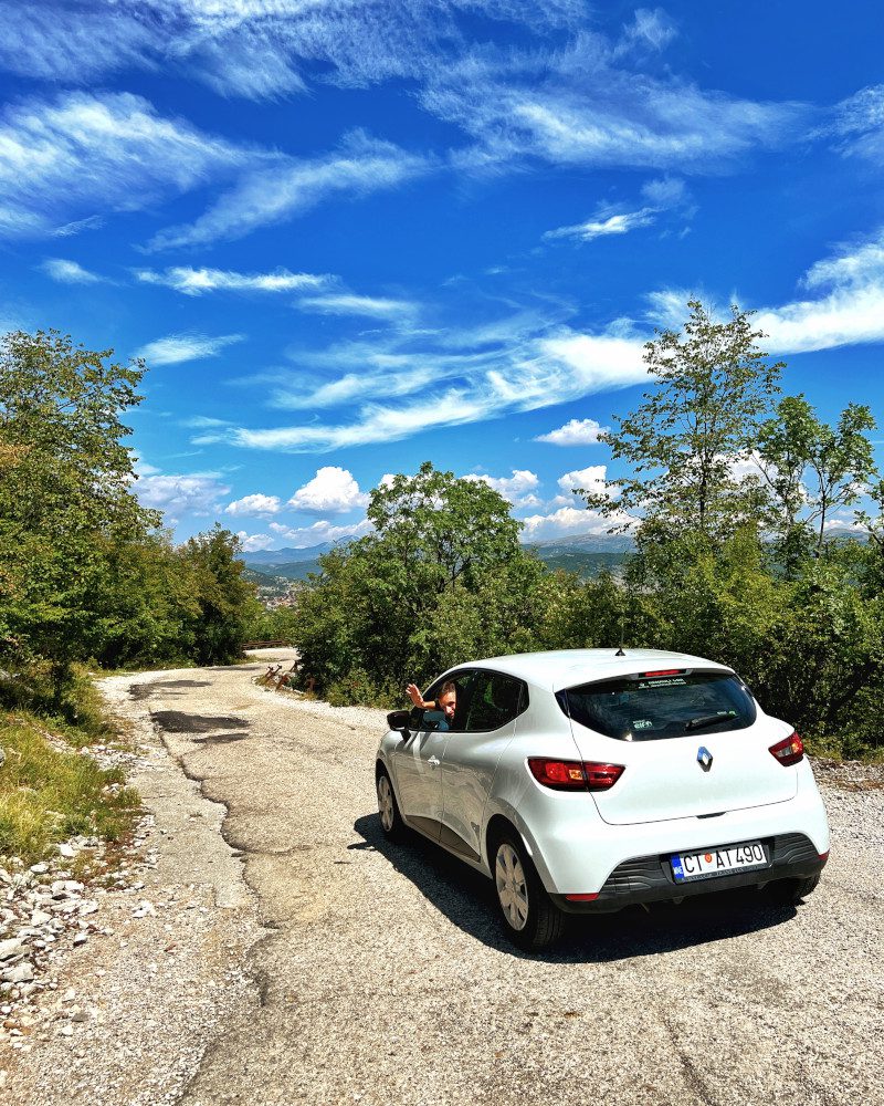 Czarnogóra samochód na górskiej drodze