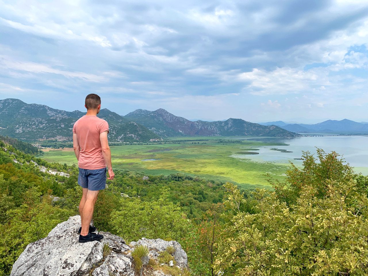 Czarnogóra Jezioro Szkoderskie punkt widokowy chłopak