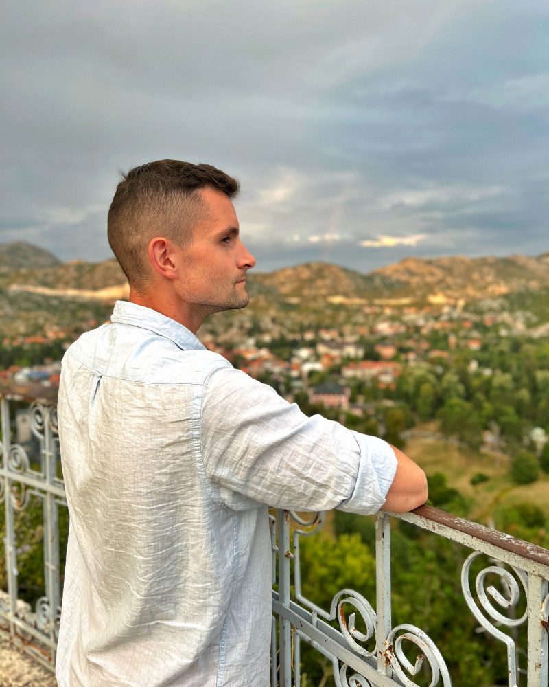 Czarnogóra Cetinje punkt widokowy chłopak