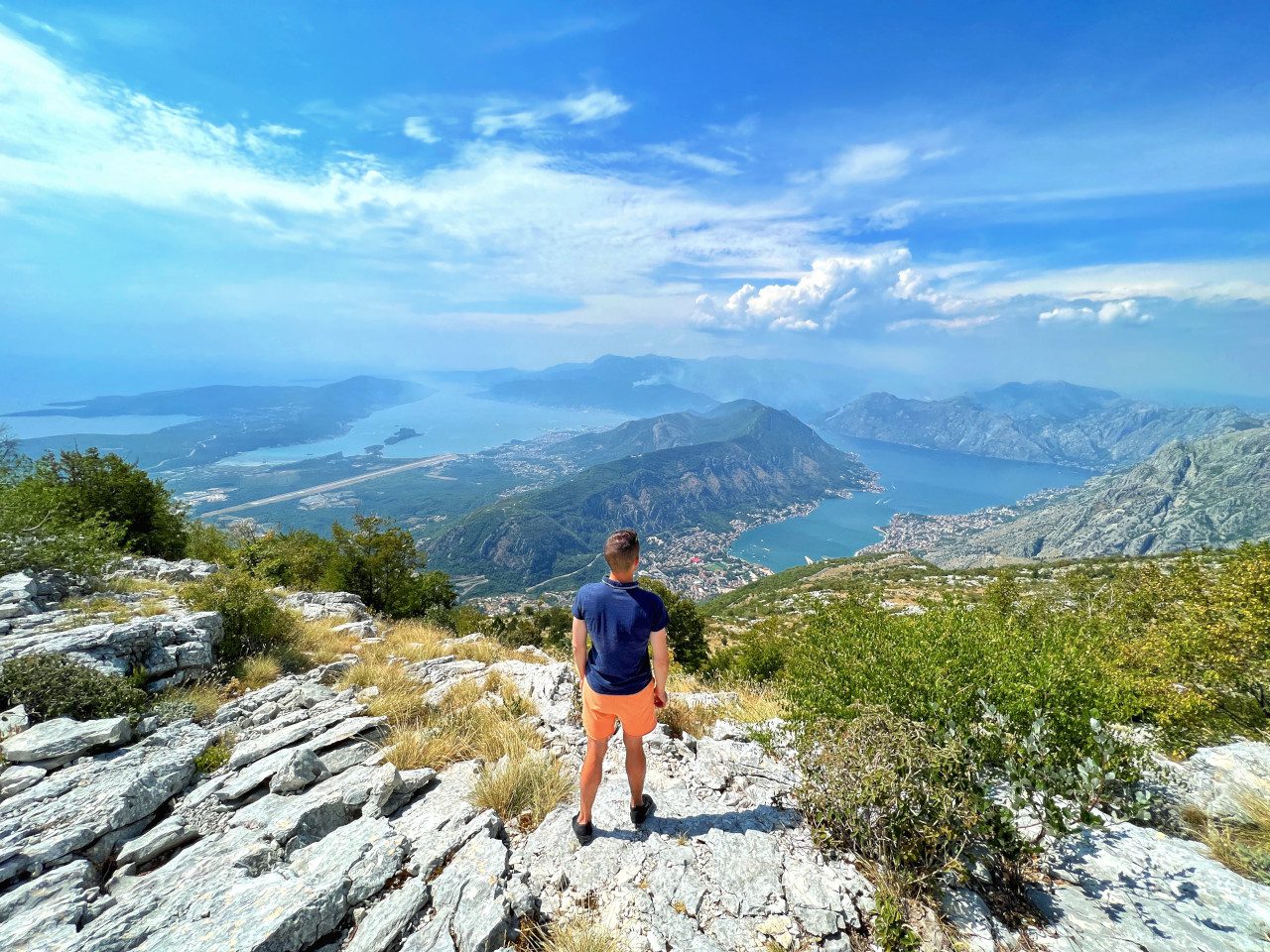 Czarnogóra Zatoka Kotorska punkt widokowy chłopak