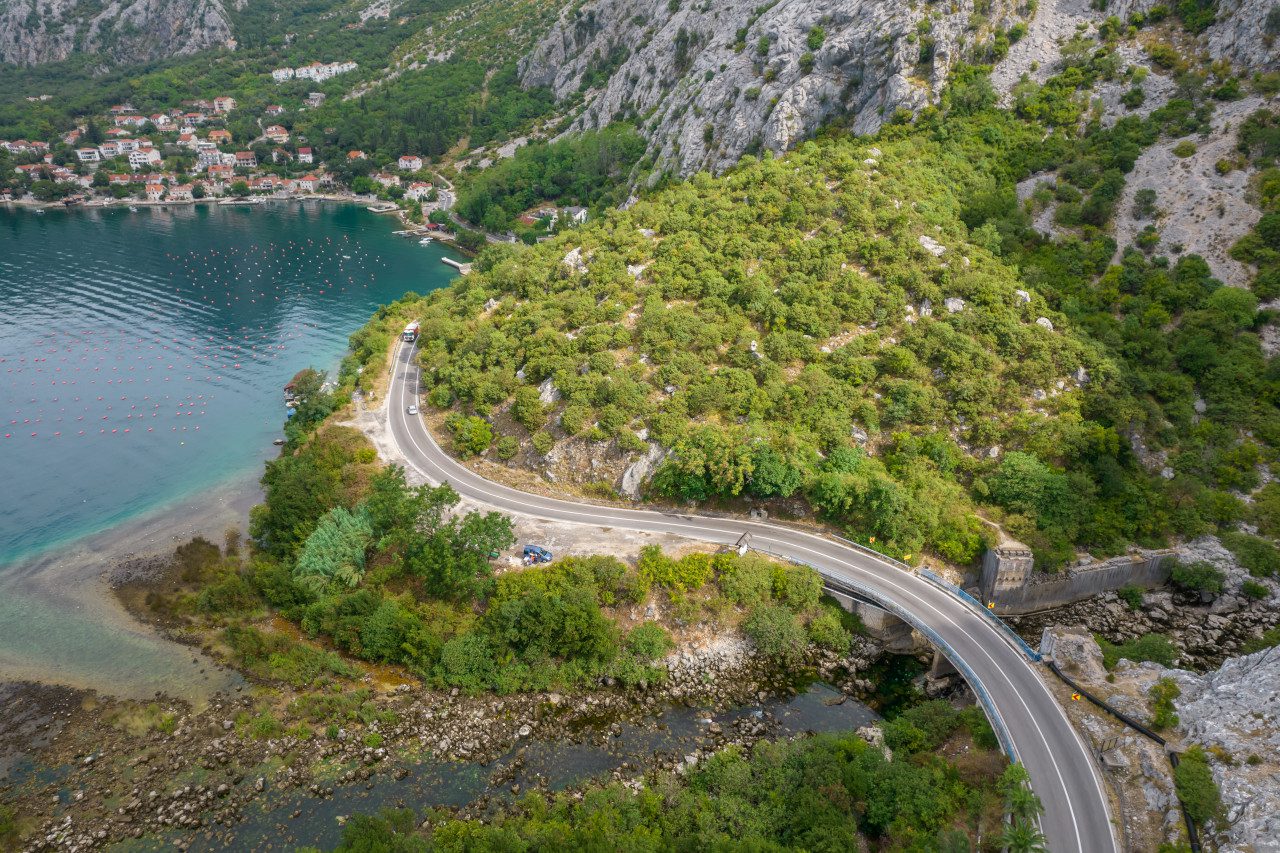 Czarnogóra Zatoka Kotorska droga z drona