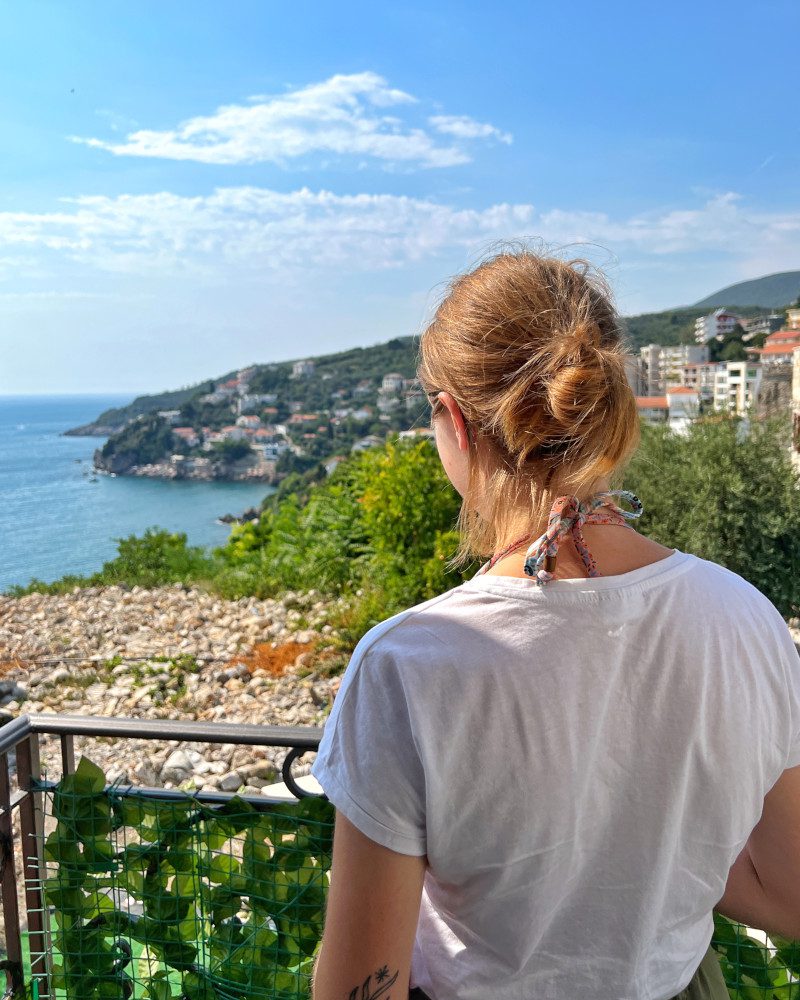 dziewczyna Ulcinj Czarnogóra widok z okna hotelu