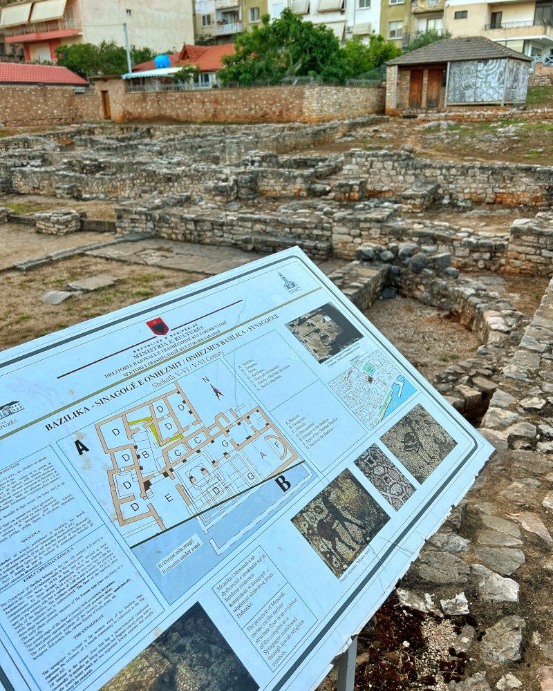 Albania Saranda ruiny synagogi tablica informacyjna