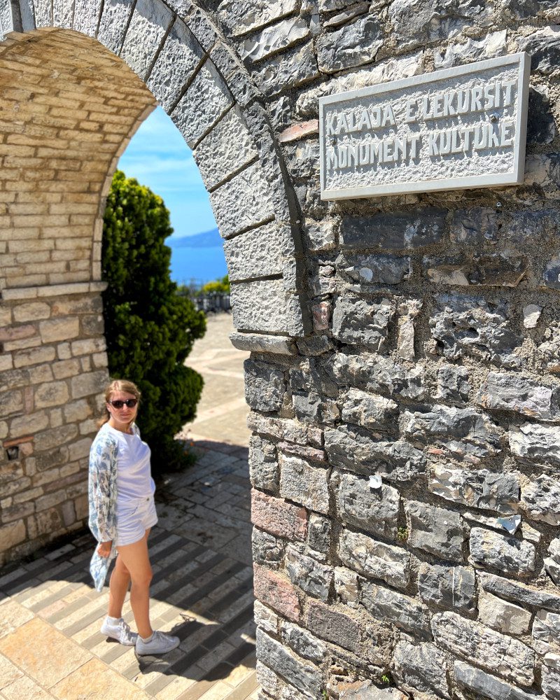 Albania Saranda zamek Lekursi wejście dziewczyna