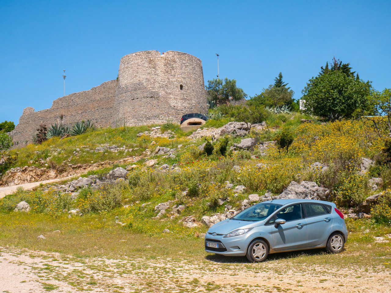 Albania Saranda zamek Lekursi auto