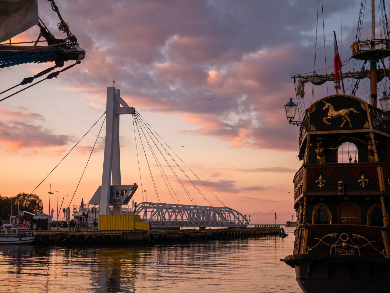Ustka port statek most obrotowy zachód słońca