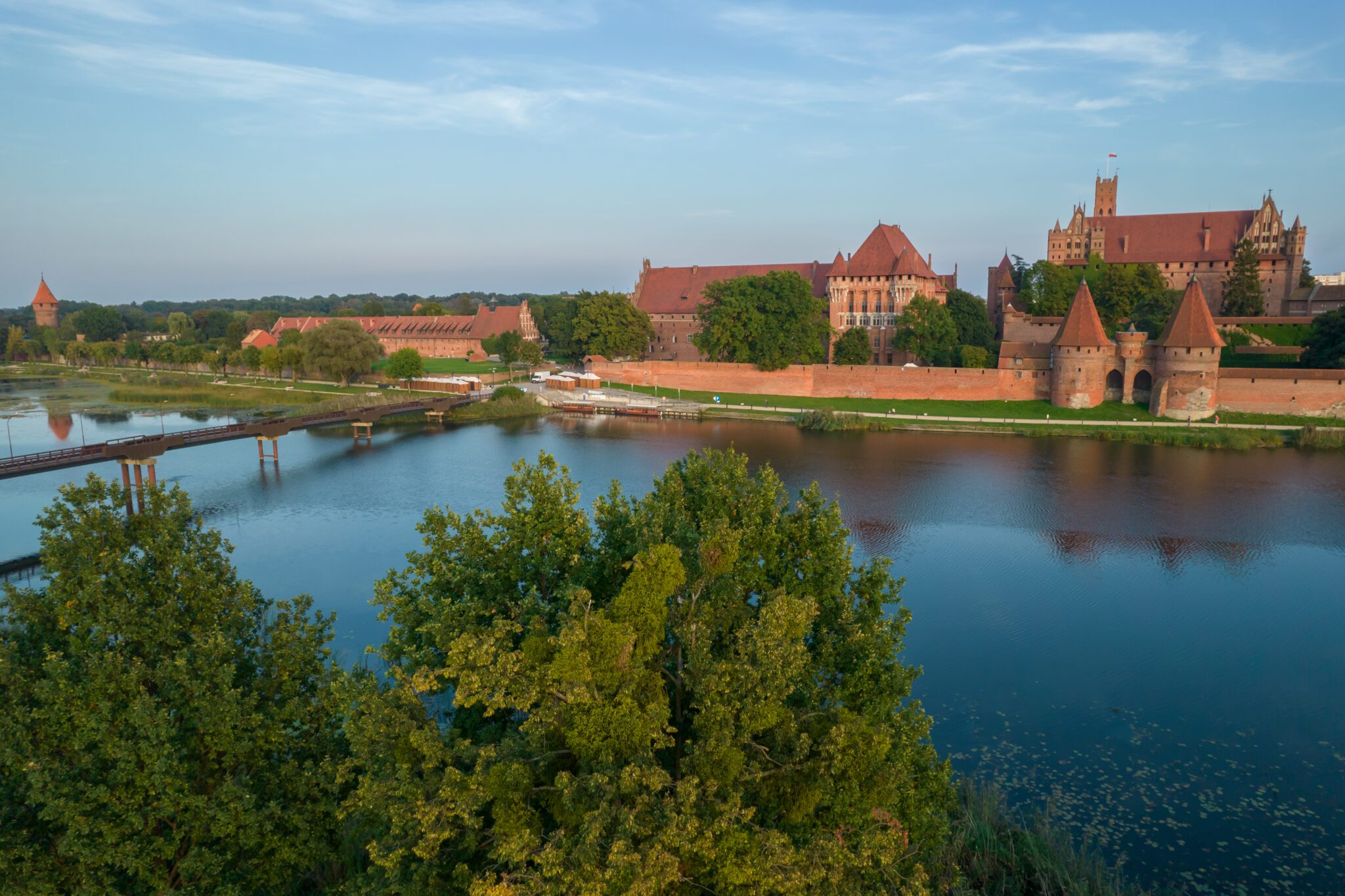 Zamek w Malborku z drona rzeka Nogat