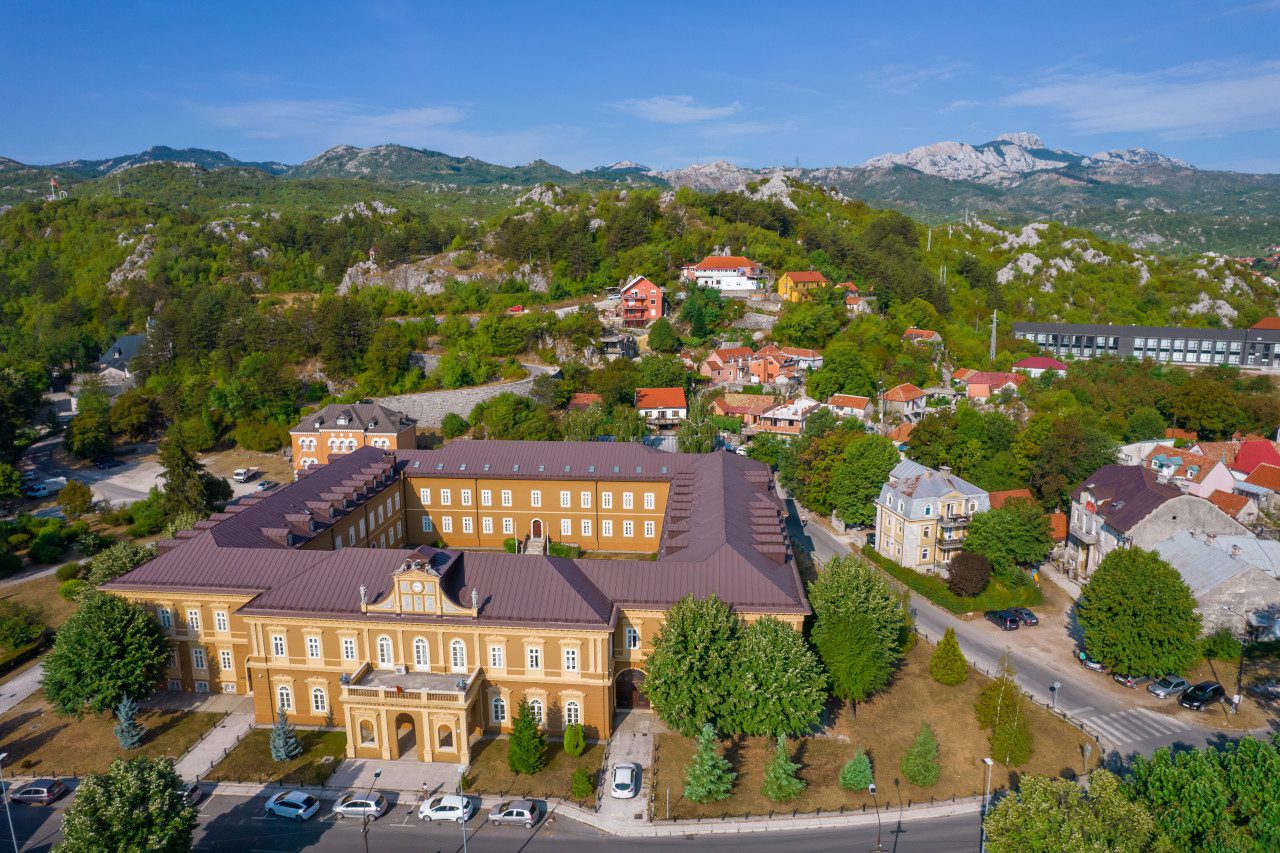 Czarnogóra Cetinje widok z drona na muzeum