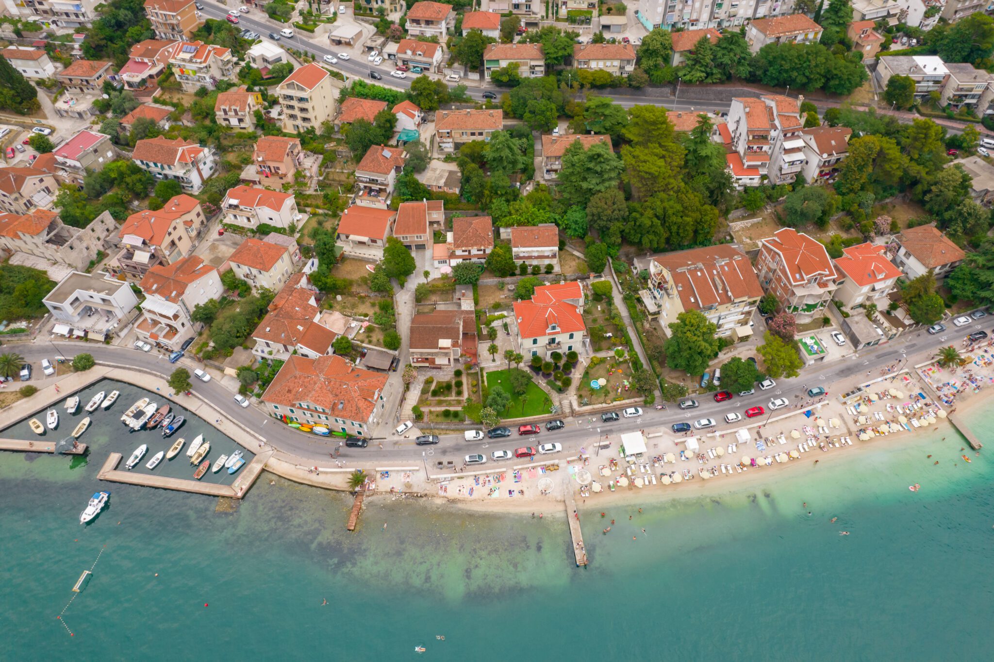 Czarnogóra Zatoka Kotorska plaża domy z drona