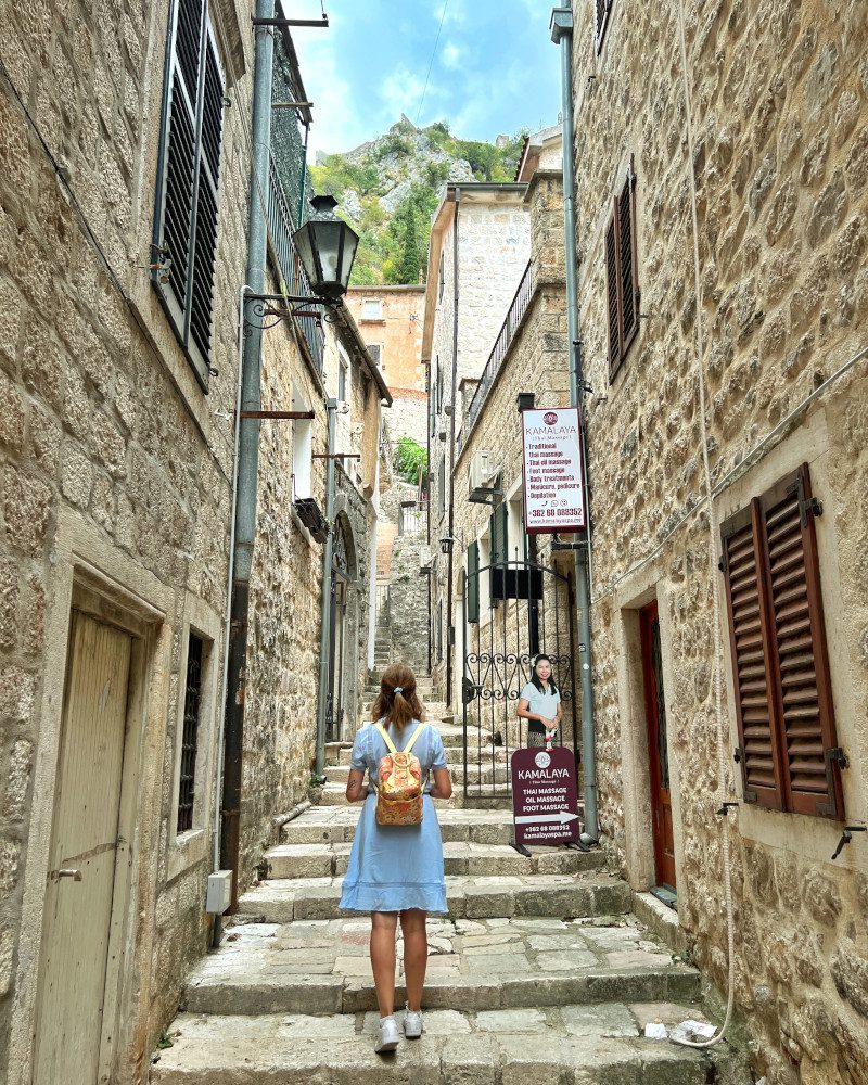 Czarnogóra Kotor uliczka dziewczyna